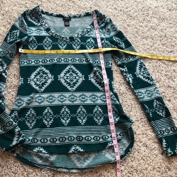🆕 soft & cozy aztec striped long sleeve v neck - Picture 3 of 8